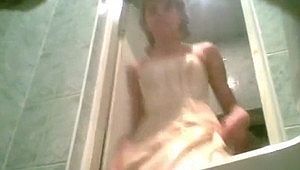 Выпускница зашла отлить в туалет