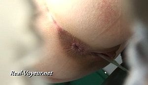 Женщины писают в биотуалете