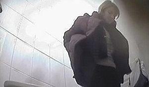 Пожилые женщины ссут в общественном туалете