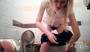 Молодая девка засветила волосатую манду писая в туалете