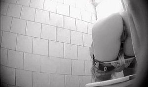 Скрытая камера девушки писают в туалете