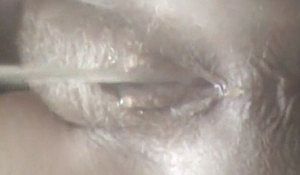 Девушки ссут в туалете на пляже сидя на корточках