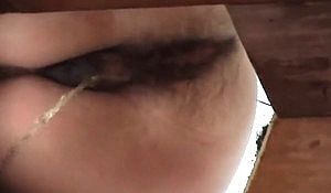 Скрытая камера снимает писающих баб