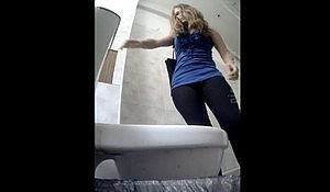 В женском туалете незаметно поставили скрытую камеру