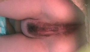 Снимают снизу женский писсинг в туалете