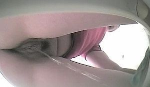 Девушки крупным планом писают в унитаз