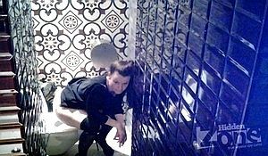 Девушку писающую в туалете снимают две камеры