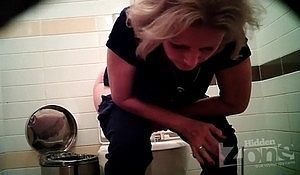 Девченки писают перед скрытой камерой