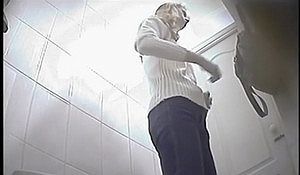 Школьный туалет для девочек со скрытой камерой