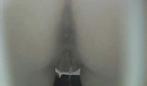 Женские попки засняли скрытой камерой в туалете