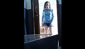 Баба в шортах спалилась писая в общественном туалете