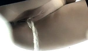 Скрытая камера в выгребной яме снимает писающих женщин