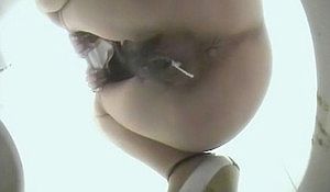 Азиатка какает пуская из попки пузыри