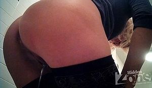 Девушка с красивой попкой писает в унитаз