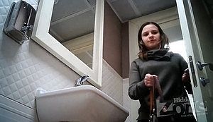 Писс на скрытую камеру в женском туалете