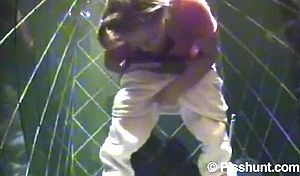 Pisshunt - женщины справляют нужду в туалете