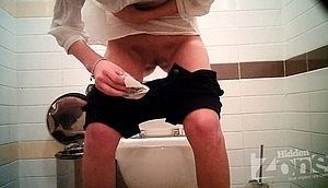 Онлайн камера снимает в женском туалете