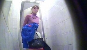 В общественном туалете парни подглядывают за писающими бабами