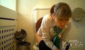 Пока девка писала в туалете за ней подглядывали с двух сторон