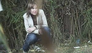 Подсмотрели процесс мочеиспускания девушки в кустах