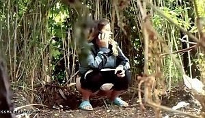 Писсинг на природе скрытой камерой