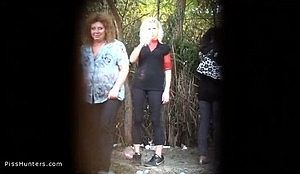 Девки писают на природе (pishunters)