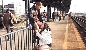 Писает в рот подруге на вокзале