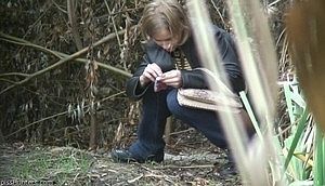 Дамочки писают в туалете и на улице