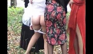 Невесты с подружками писают в парке