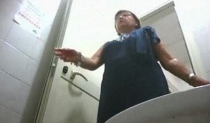 Подсмотрели за писающей толстухой - скрытая камера в туалете