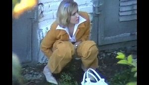 Дамочки писают прямо на улице