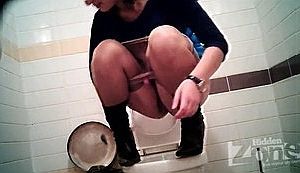 Дама в синем платье ссыт в туалете