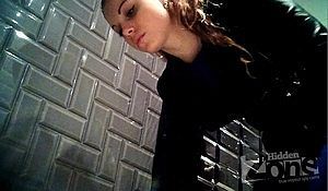 Молодая цыпочка показала в общественном туалете свою писю