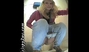 В туалете поставили камеру и засняли девок видом спереди