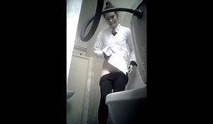 Очкастая практикантка спалилась в туалете поликлиники