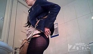 Девушка засветила свою щелку во время скрытой съемки в общественном туалете