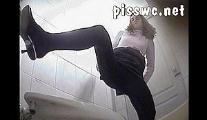 Камера в туалете засняла молодую девицу с классной писечкой