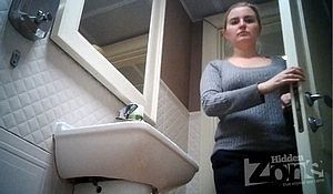 Писсинг молодой девушки в туалете попал на скрытую камеру