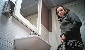 Девушка в черных трусиках писает в туалете общего пользования