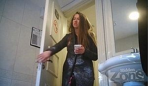 Красотка зашла в туалет чтобы писая засветить свою щелку