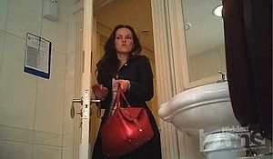 Спустив трусы девица засветила в туалете свою писечку