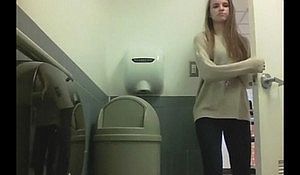 Молодуха нагнувшись раком в туалете показала голую письку