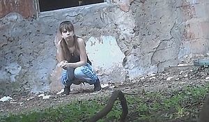 Девка присела посрать на улице