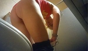 За писающими девками подглядывают в туалете