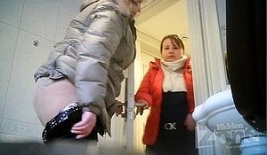 Бабы зайдя поссать в туалет попали на камеру