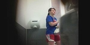 Девушка присела над унитазом пописать и засветила пезду с тампоном