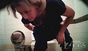 В общественном туалете женщина попала сразу на две скрытые камеры