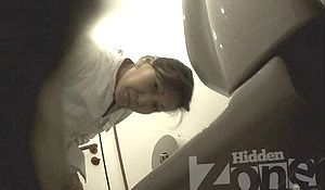 Две зассанки попались на камеру в общественной уборной