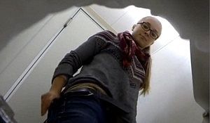 Подглядывают в туалете за очкастой девкой справляющей нужду