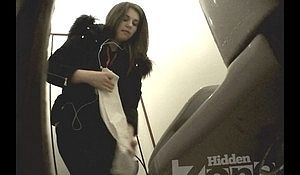 Подглядывают как бабы ссут в туалете